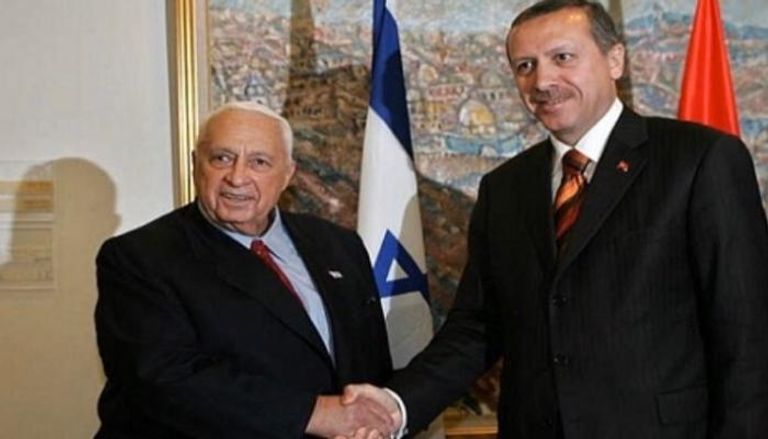 رئيس تركيا رجب طيب أردوغان مع رئيس وزراء إسرائيل الأسبق أرئيل شارون