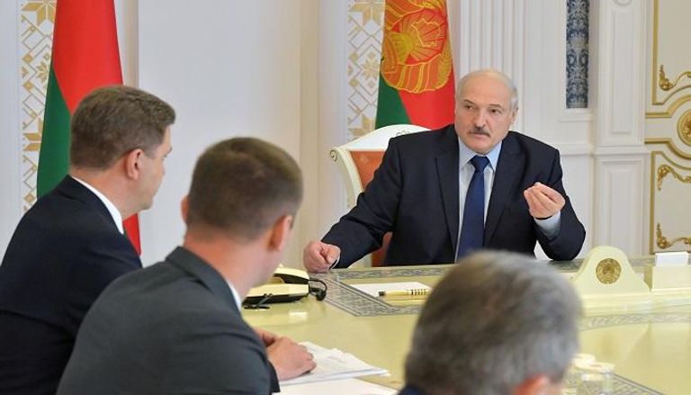 رئيس بيلاروسيا ألكسندر لوكاشينكو خلال اجتماع بشأن الأزمة