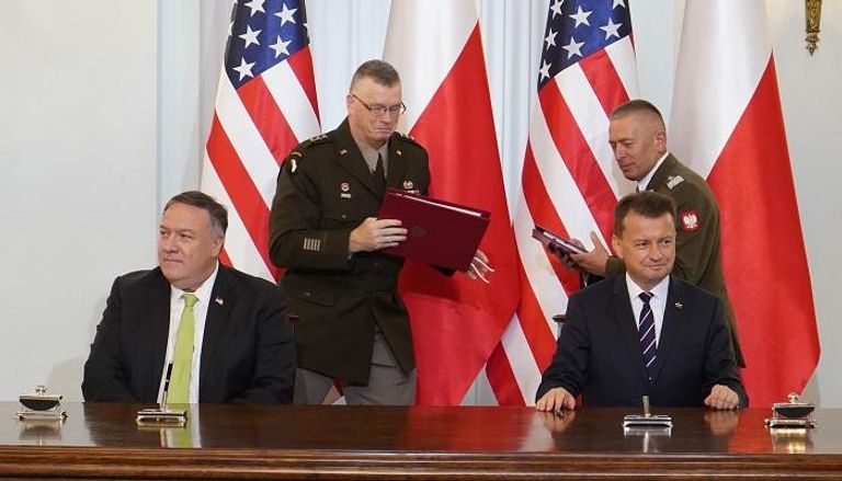   وزير الخارجية الأمريكي ووزير الدفاع البولندي خلال توقيع الاتفاق