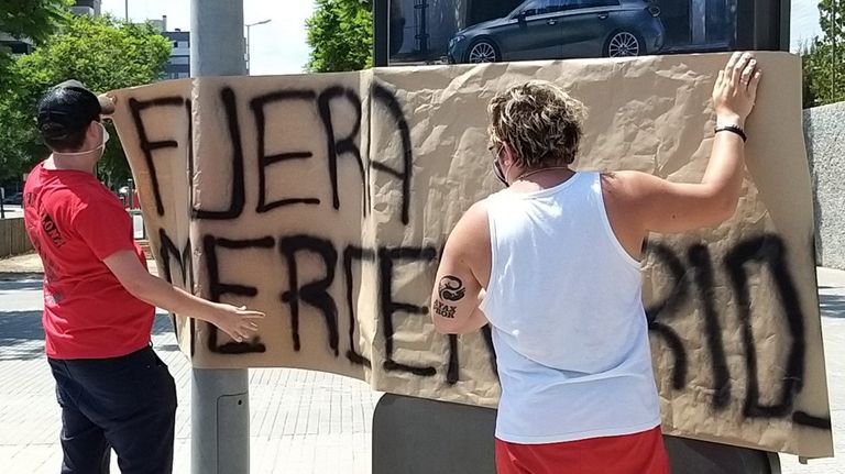 لافتات تهاجم إدارة ولاعبي برشلونة  كيكي سيتين