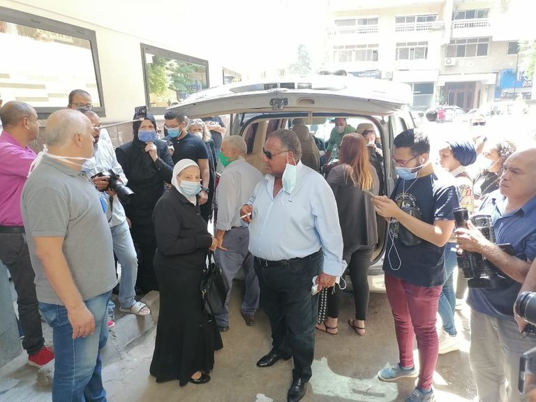 انتظار خروج جثمان الفنانة الراحلة شويكار، من أحد مستشفيات منطقة المهندسين في الجيزة
