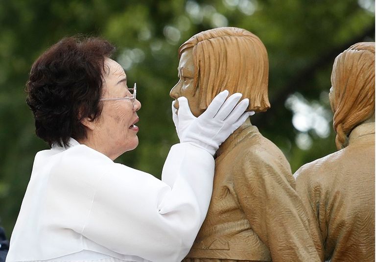 الإمبراطور ناروهيتو خلال احتفال لإحياء ذكرى مرور 75 عاما على استسلام اليابان في الحرب العالمية الثانية