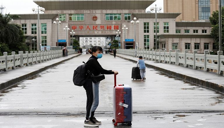 شخص يخضع لفحص كورونا 