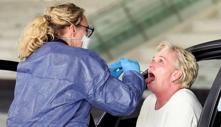 شخص يخضع لفحص كورونا 