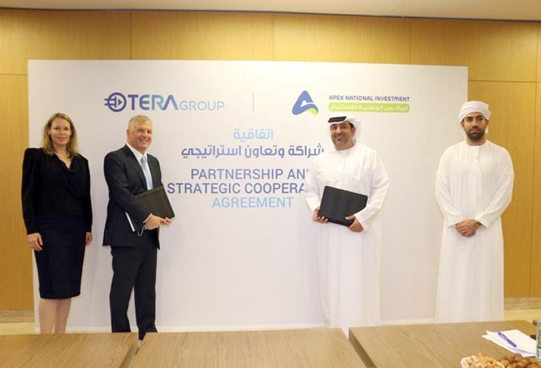 جانب من توقيع الاتفاقية جانب من توقيع الاتفاقية