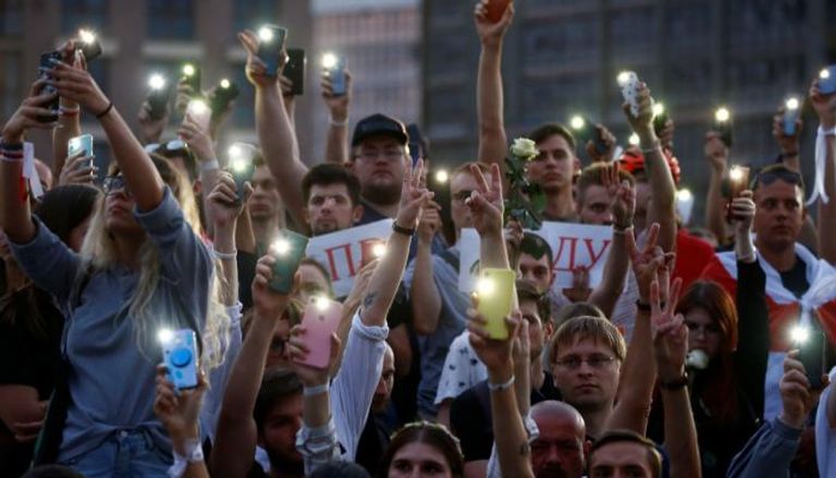 محتجون في بيلاروسيا يضيئون هواتفهم خلال مسيرات ليلية - رويترز