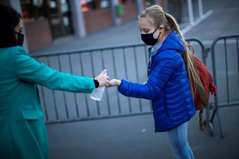 التباعد الاجتماعي خارج فصول الدارسة ضرورة للوقاية من كورونا - تعبيرية طلاب يراعون التباعد الاجتماعي أثناء دخول المدرسة