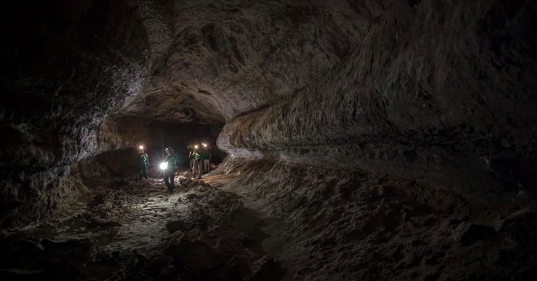 باحث داخل أحد أنابيب الحمم البركانية بجزيرة لانزاروت الإسبانية