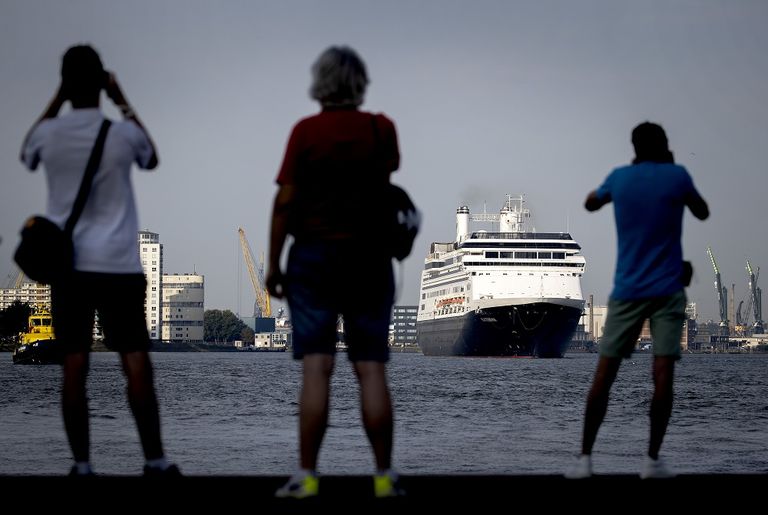 سفينة الرحلات البحرية MS Rotterdam of the Holland America Line على رصيف Wilhelminakade في روتردام - أ ف ب السفينة إم إس سي غرانديوزا