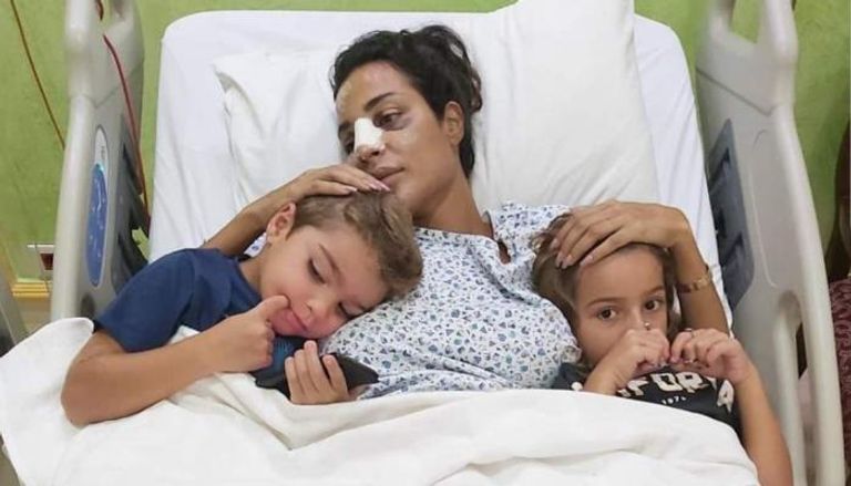نادين نجيم وأولادها من داخل المستشفى