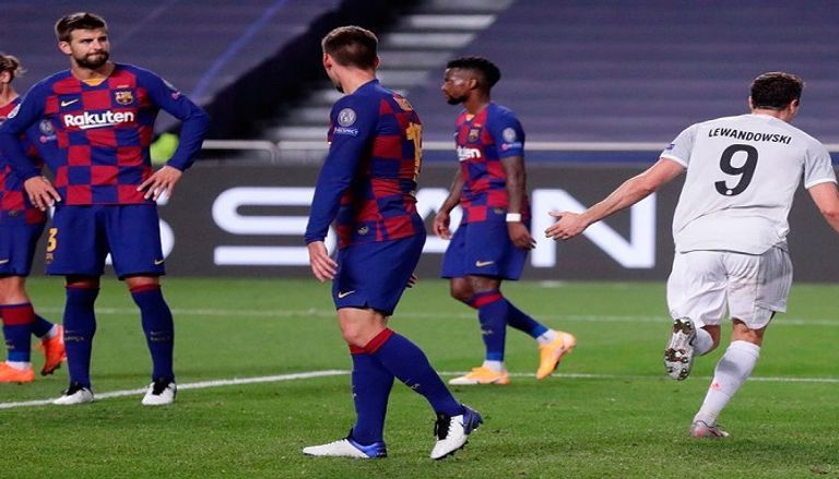 ليفاندوفسكي يحتفل بأحد أحداف بايرن ميونيخ في شباك برشلونة دي يونج يتحسر على هدف بايرن ميونيخ