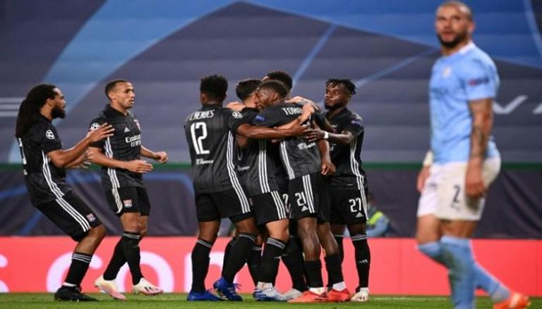 لاعبو ليون الفرنسي يحتفلون بالأهداف