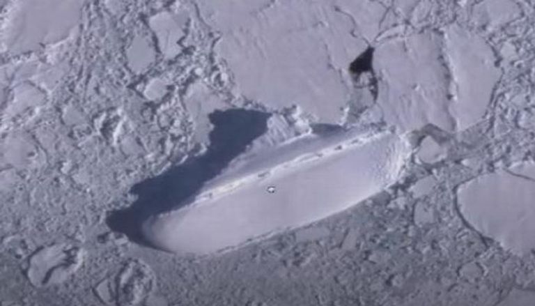 صورة للسفينة ترقد على جانبها بين الجبال الجليدية في أنتاركتيكا