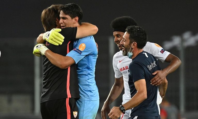 ياسين بونو يحتفل مع لاعبي إشبيلية بالتأهل لنهائي الدوري الأوروبي النجم المغربي المتألق ياسين بونو حارس إشبيلية