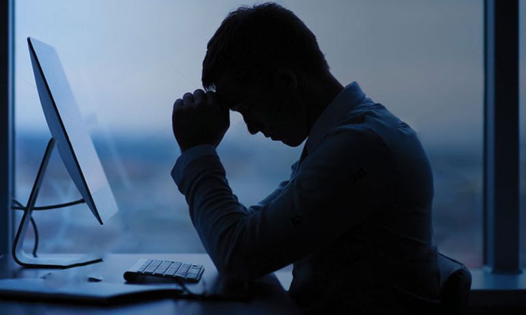 الإرهاق في العمل دليل على الإصابة بأمراض - تعبيرية