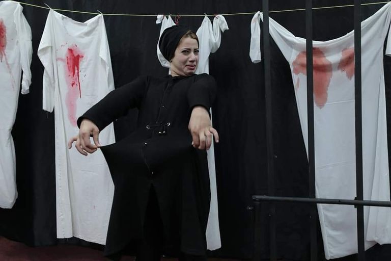 مشهد من مسرحية "ارجموا مريم"