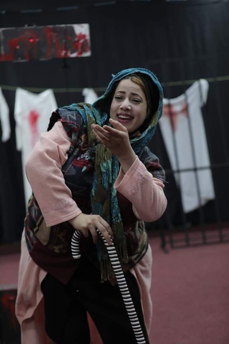 مشهد من مسرحية "ارجموا مريم"