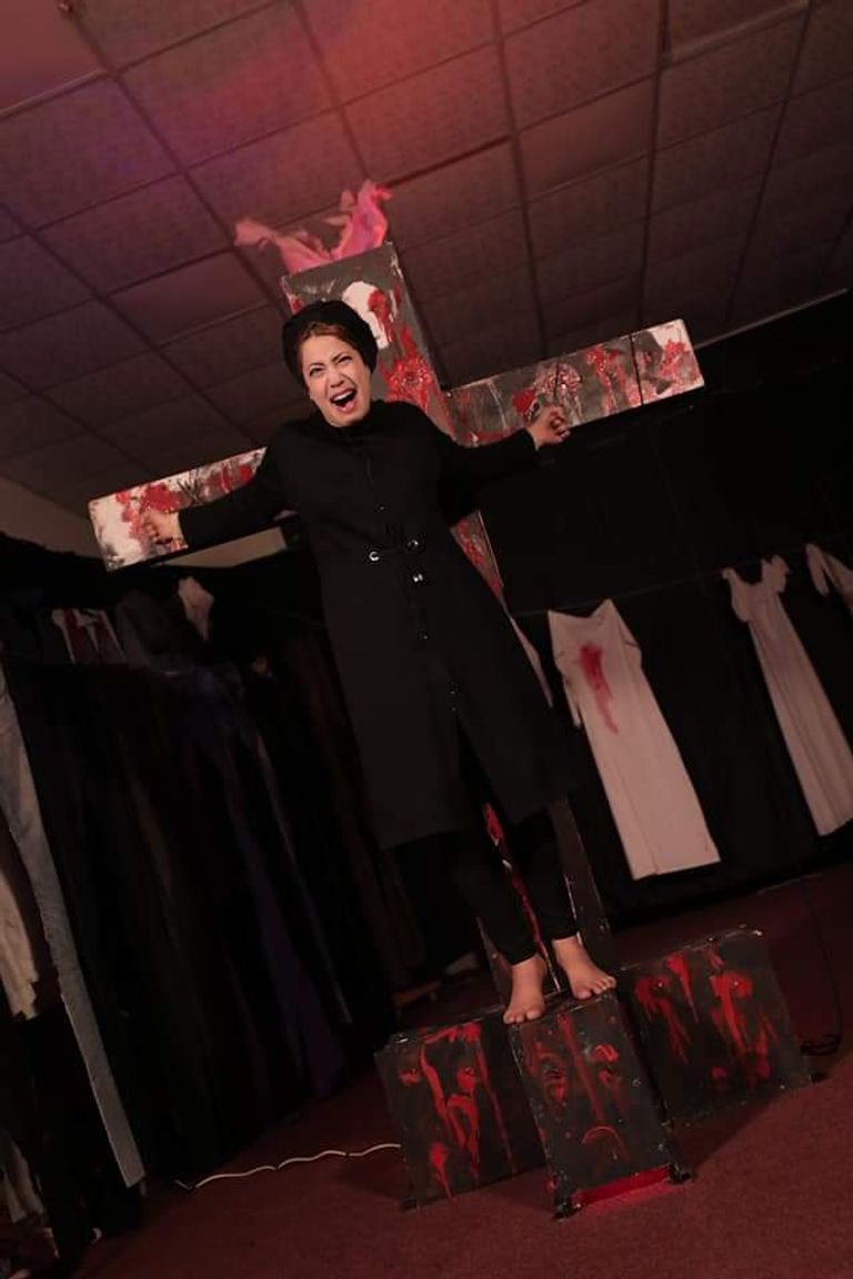 مشهد من مسرحية "ارجموا مريم"