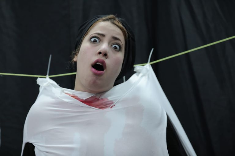 مشهد من مسرحية "ارجموا مريم"