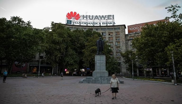 مبنى يحمل شعار Huawei في بلجراد - رويترز