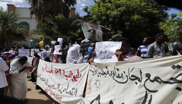 جانب من المظاهرات التي احتشدت أمام مجلس الوزراء السوداني للمطالبة باستكمال أهداف ثورة ديسمبر جانب من المظاهرات التي احتشدت أمام مجلس الوزراء السوداني