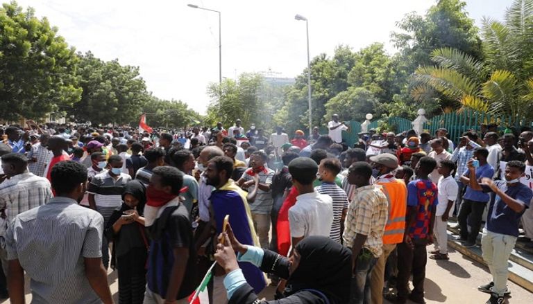جانب من المظاهرات التي احتشدت أمام مجلس الوزراء السوداني للمطالبة باستكمال أهداف ثورة ديسمبر جانب من المظاهرات التي احتشدت أمام مجلس الوزراء السوداني