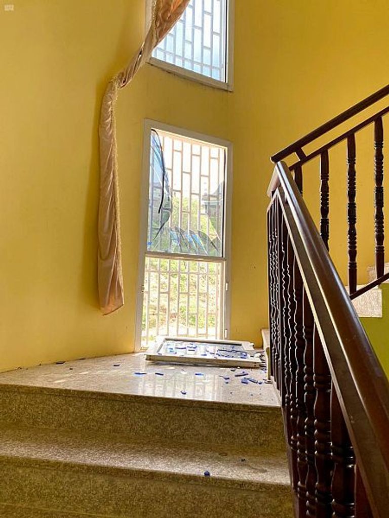 جانب من آثار الدمار التي تسبب بها المقذوف الحوثي في أحد المنازل التي أصابها في إحدى قرى جازان السعودية شرطي سعودي يتفقد آثار الدمار التي تسبب بها المقذوف الحوثي