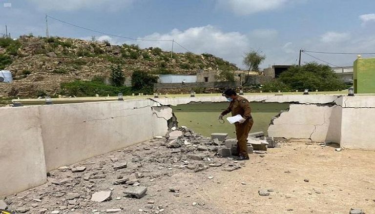 شرطي سعودي يتفقد آثار الدمار التي تسبب بها المقذوف الحوثي