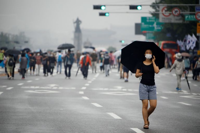 امرأة ترتدي قناعا للوقاية من فيروس كورونا