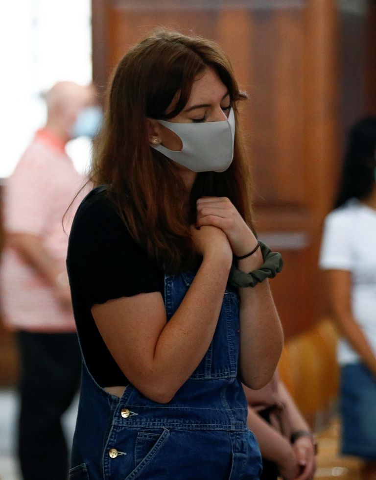 امرأة ترتدي قناعا للوقاية من فيروس كورونا