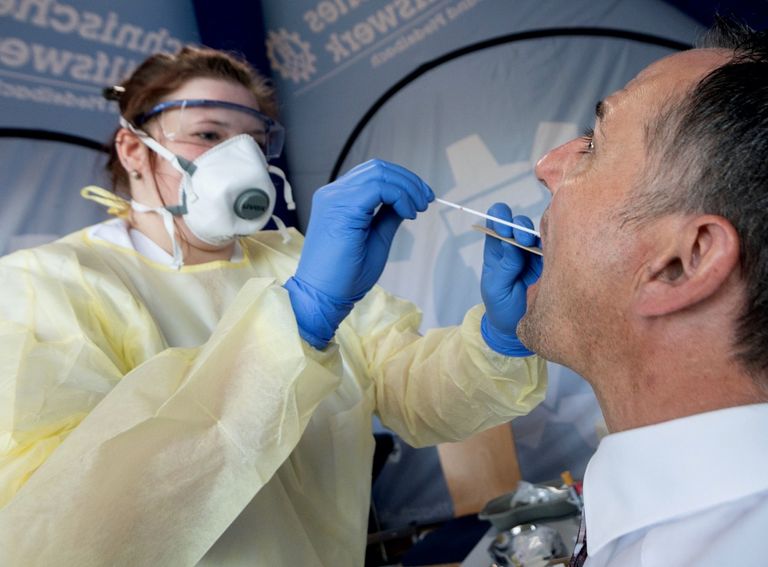 امرأة ترتدي قناعا للوقاية من فيروس كورونا