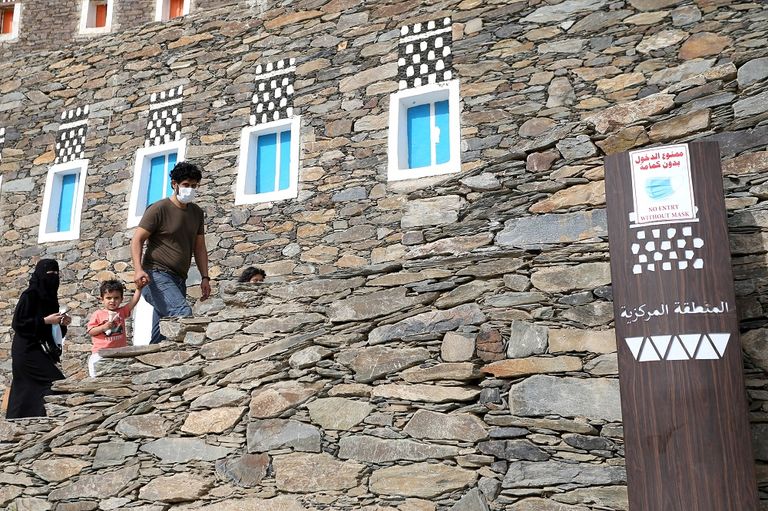 رجال مرور يرتدون كمامات للوقاية من فيروس كورونا في السعودية