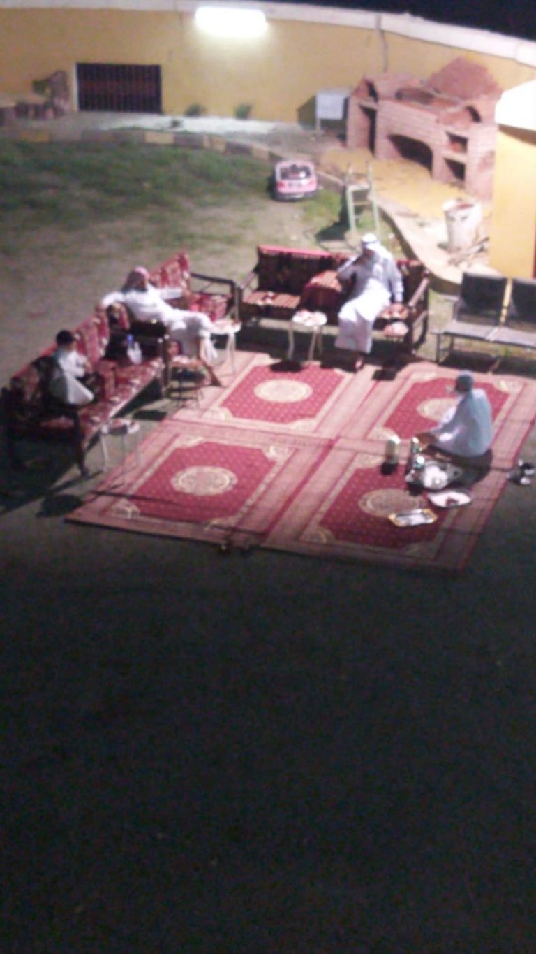 والد العروس في الشرفة