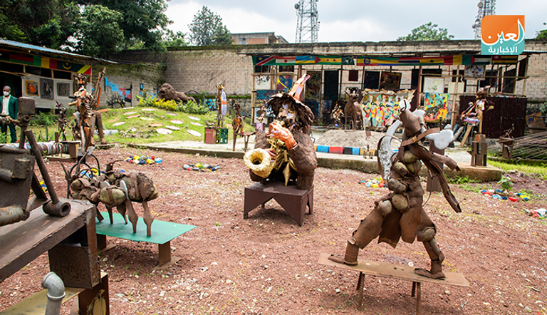 إثيوبي يحول الخردة إلى تحف فنية.. والكنز "في القمامة"