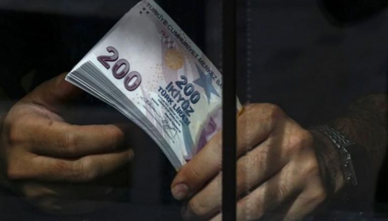 الليرة التركية تعمق الأزمة المالية