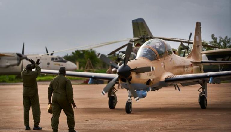 طائرة هجومية تهبط في القاعدة العسكرية بالعاصمة باماكو-أرشيفية