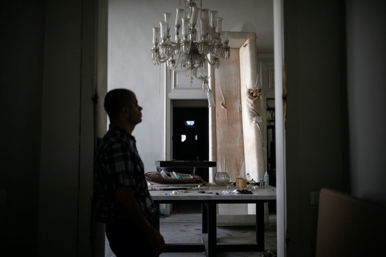 دار أزياء إيلي صعب يخرج من دمار بيروت