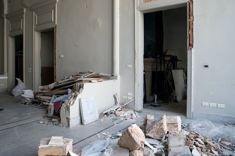 دار أزياء إيلي صعب يخرج من دمار بيروت