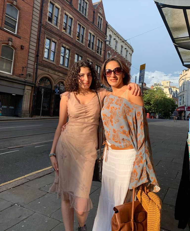 لينا أحمد الفيشاوي مع والدتها