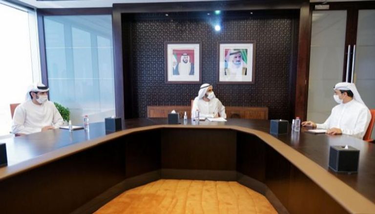 الشيخ محمد بن راشد آل مكتوم خلال اجتماعه مع فريق المنظومة الاقتصادية