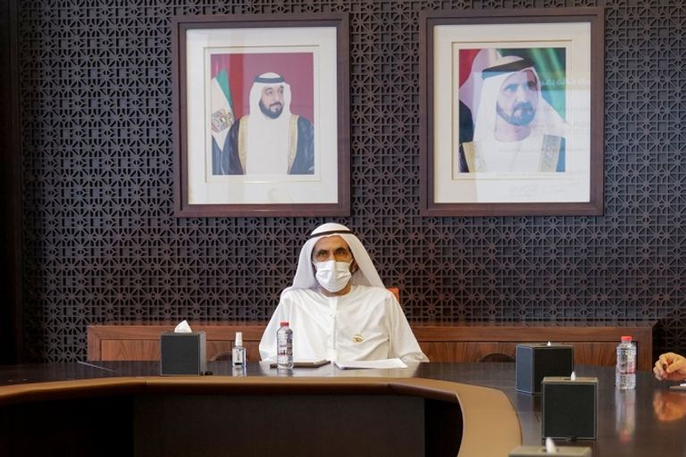 الشيخ محمد بن راشد آل مكتوم خلال اجتماعه مع فريق المنظومة الاقتصادية