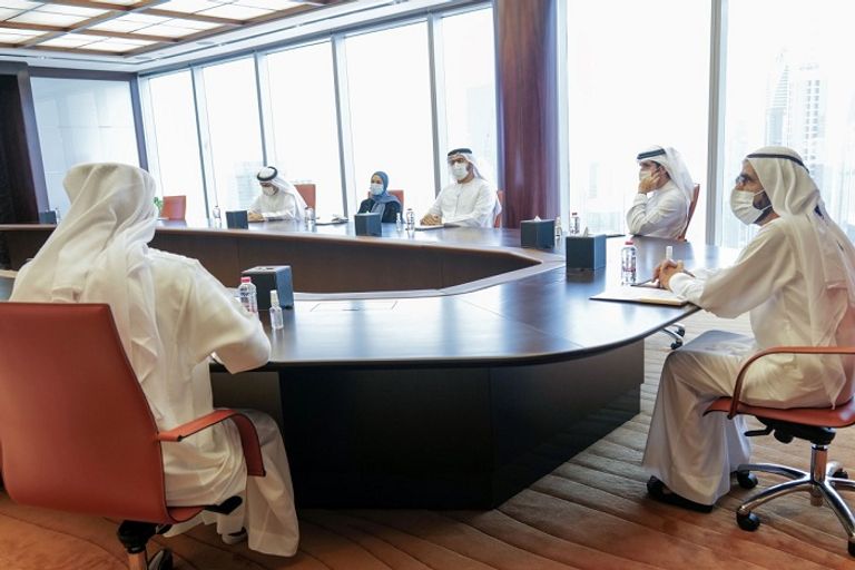 الشيخ محمد بن راشد آل مكتوم خلال اجتماعه مع فريق المنظومة الاقتصادية