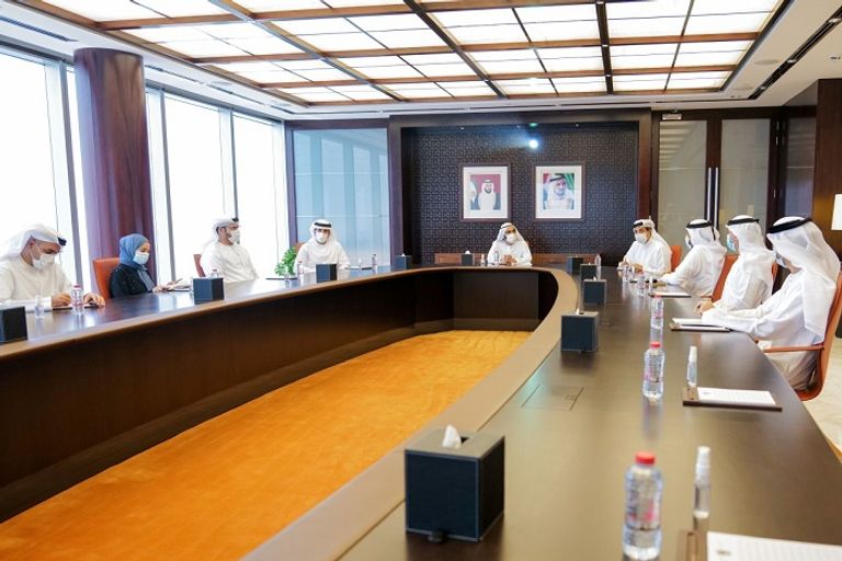 الشيخ محمد بن راشد آل مكتوم خلال اجتماعه مع فريق المنظومة الاقتصادية
