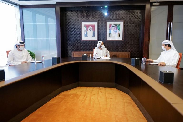 الشيخ محمد بن راشد آل مكتوم خلال اجتماعه مع فريق المنظومة الاقتصادية