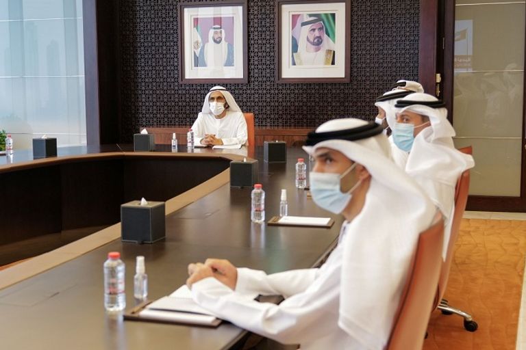 الشيخ محمد بن راشد آل مكتوم خلال اجتماعه مع فريق المنظومة الاقتصادية