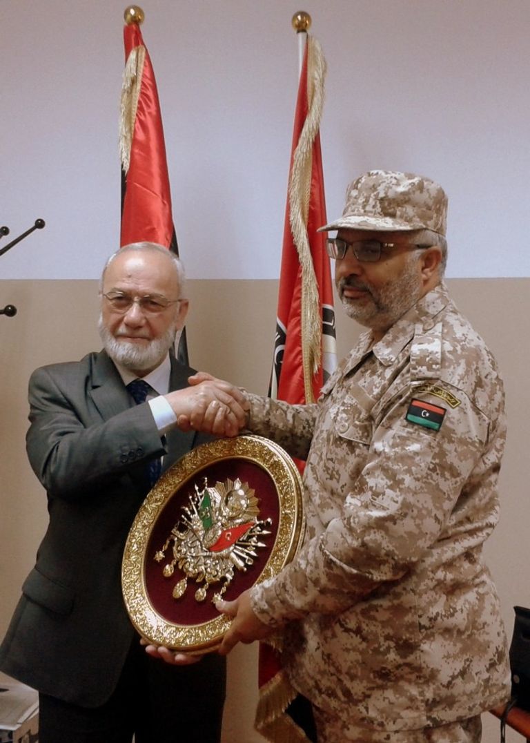 الجنرال تانريفيردي مؤسس "صادات" مع مسؤول عسكري ليبي- مايو 2013