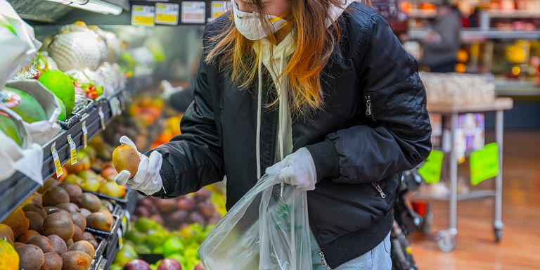 أشخاص يضعون كمامات خلال تجولهم بمركز تسوق