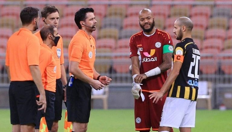 الجزائري رايس مبولحي حارس مرمى الاتفاق الأهلي والهلال - الدوري السعودي