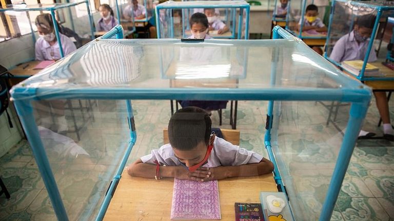 تلاميذ يضعون الكمامات ويلتزمون بالتباعد الاجتماعي