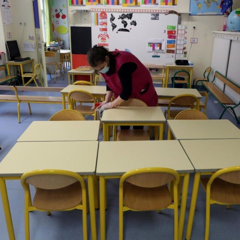 تلاميذ يضعون الكمامات ويلتزمون بالتباعد الاجتماعي